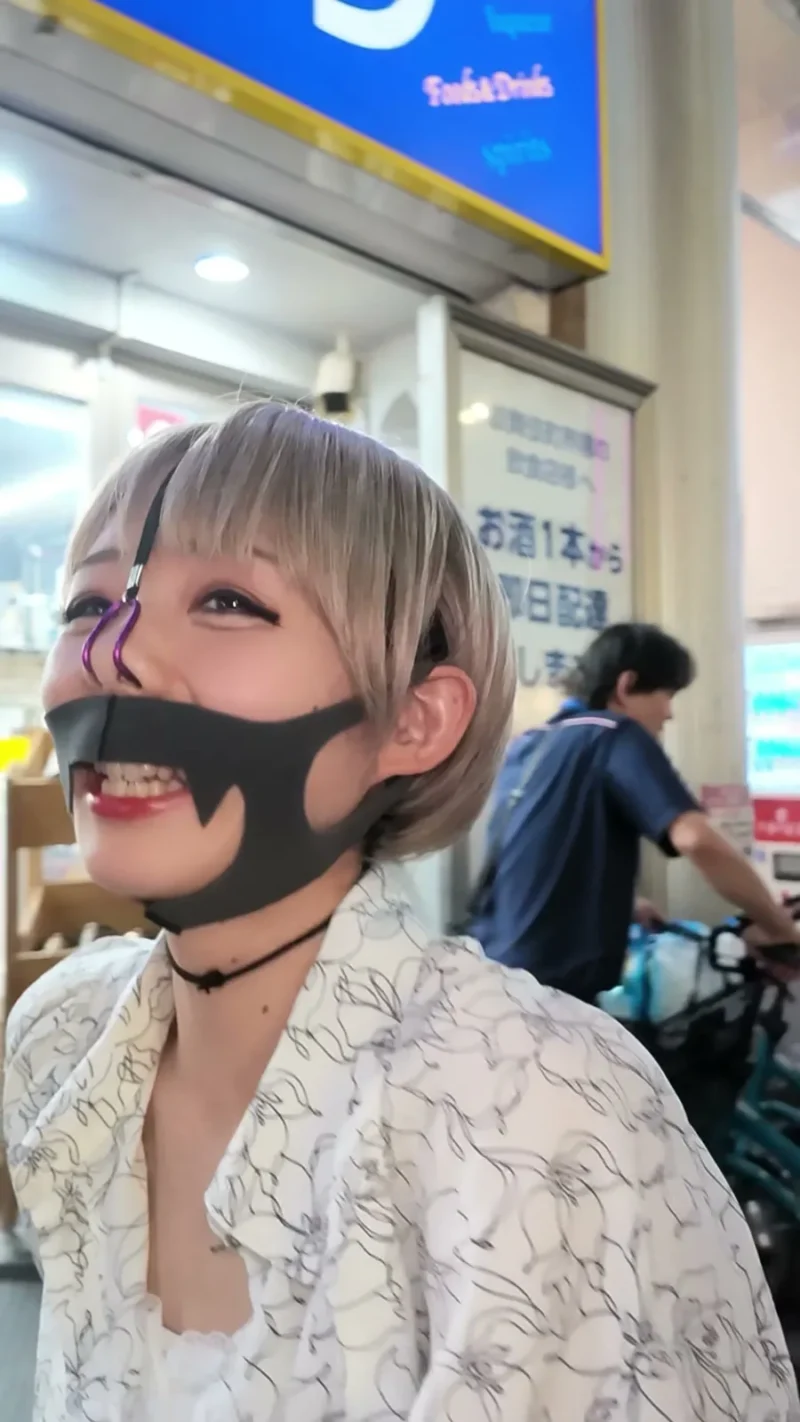 【人生終了】日本1人口が多い街の新宿。そこの待ち合わせに鼻フック付けてきた女がいます。周りの人に撮られてました サンプル画像7