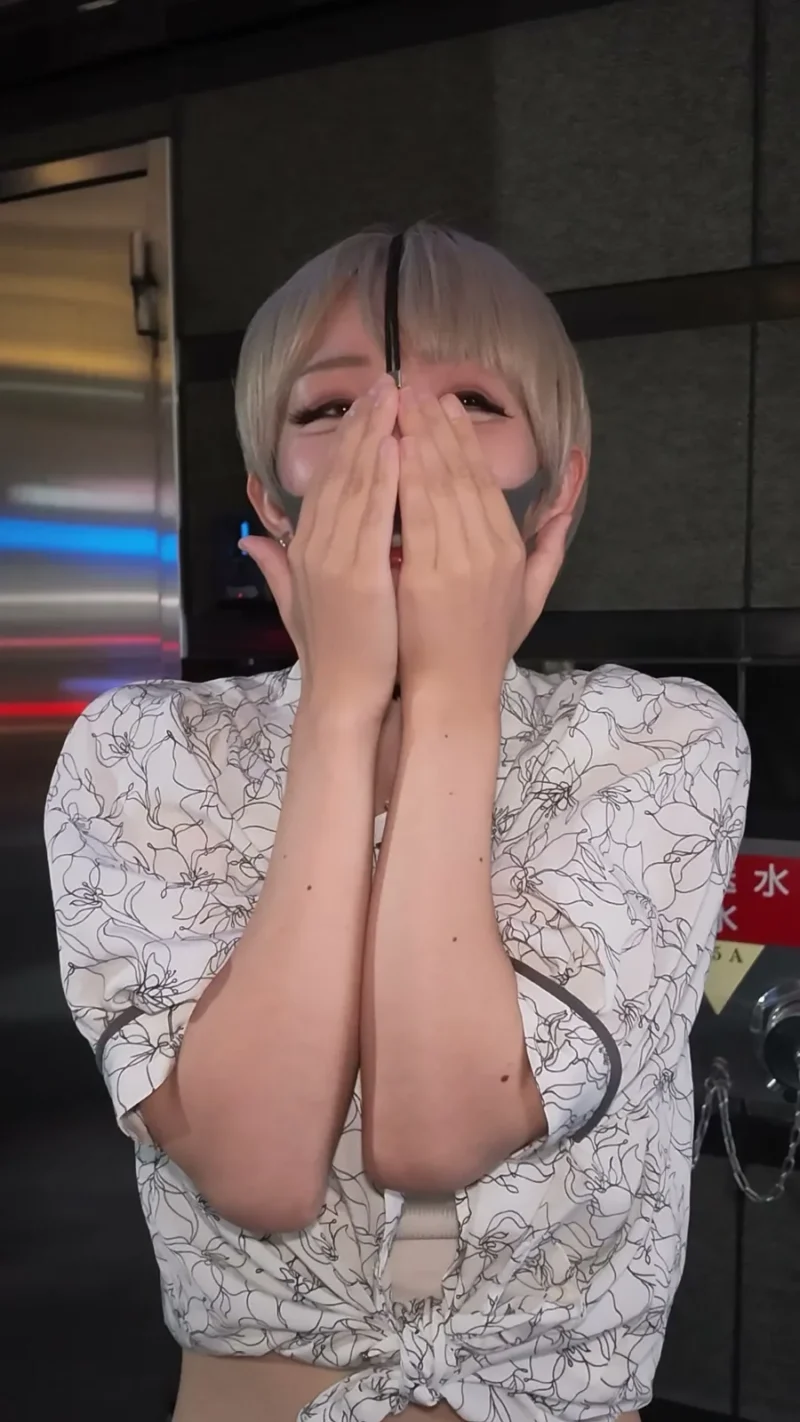 【人生終了】日本1人口が多い街の新宿。そこの待ち合わせに鼻フック付けてきた女がいます。周りの人に撮られてました サンプル画像9
