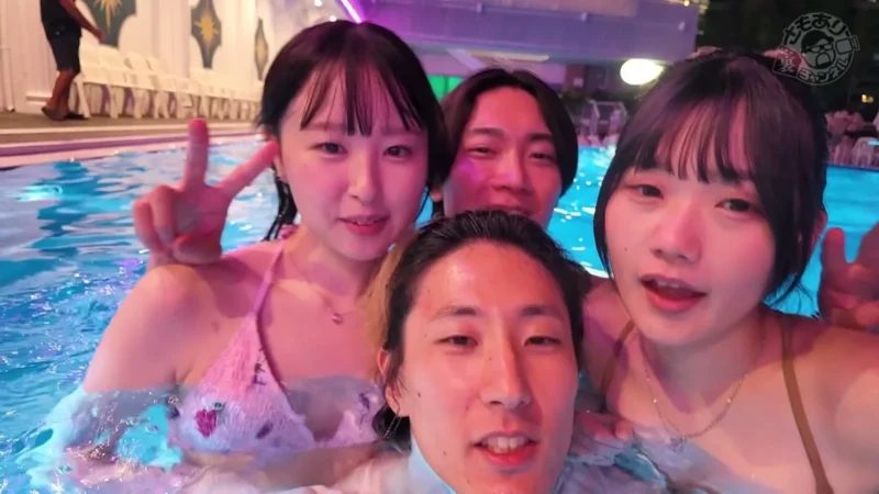 まじラッキー！ナイトプールで水着美女がいきなり逆ナンパ！即部屋飲みからの４P中出しSEX！夏最高。