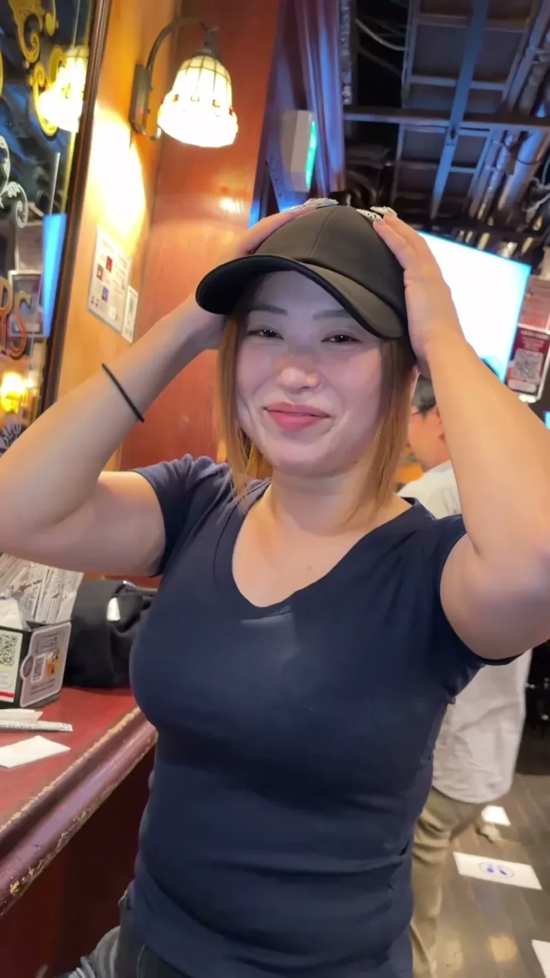 【完全顔出し】Iカップ爆乳美女が同じぬいぐるみを持っていたので話しかけたらそのままお持ち帰り爆イキ密会🍻 サンプル画像2